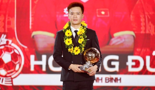 Ho&agrave;ng Đức gi&agrave;nh QBV Việt Nam d&ugrave; đ&aacute; ở giải hạng Nhất