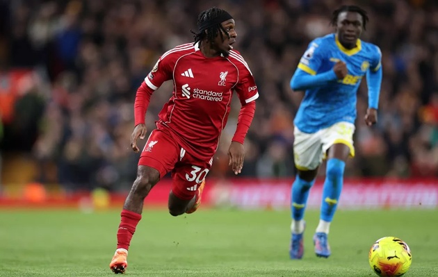 Hậu vệ người H&agrave; Lan l&agrave; m&oacute;n hời của Liverpool