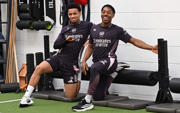 Thần đồng Nwaneri thường đến Arsenal trong trang phục học sinh