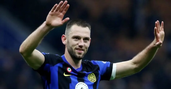 Inter sẵn sàng bán De Vrij.