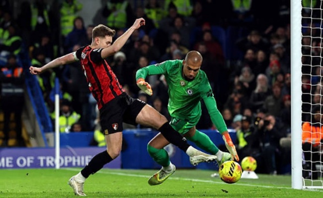 Brooks x&eacute; lưới Chelsea.