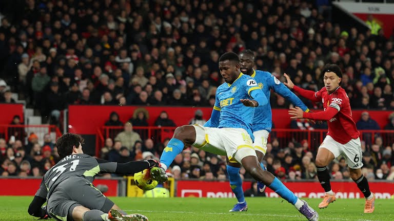 Wolves gây nhiều khó khăn cho MU.