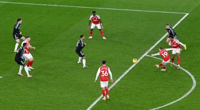 Trossard ghi bàn cho Arsenal.