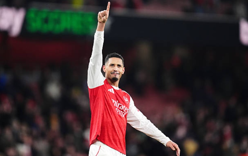 William Saliba (6.9 điểm): C&oacute; m&agrave;n tr&igrave;nh diễn tr&ograve;n vai b&ecirc;n cạnh Gabriel. Khoảnh khắc đ&aacute;ng ch&uacute; &yacute; nhất của trung vệ người Ph&aacute;p l&agrave; t&igrave;nh huống lăn xả chặn đứng cơ hội mười mươi của Watkins ngay trước giờ nghỉ, cứu cho Arsenal một b&agrave;n thua tr&ocirc;ng thấy d&ugrave; trọng t&agrave;i sau đ&oacute; đ&atilde; phất cờ b&aacute;o việt vị.