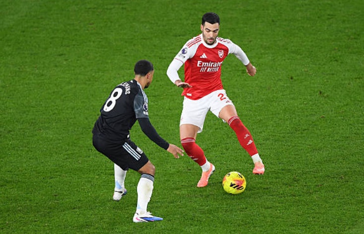 Mikel Merino (6.5 điểm): Thi đấu c&oacute; phần dưới sức trong hiệp một v&agrave; gặp kh&oacute; khăn trong việc kiểm so&aacute;t nhịp độ khu trung tuyến. Merino may mắn tho&aacute;t khỏi tấm thẻ v&agrave;ng thứ hai sau pha va chạm với Rogers v&agrave; sớm bị r&uacute;t ra nghỉ để nhường chỗ cho những toan t&iacute;nh an to&agrave;n hơn của Arteta.