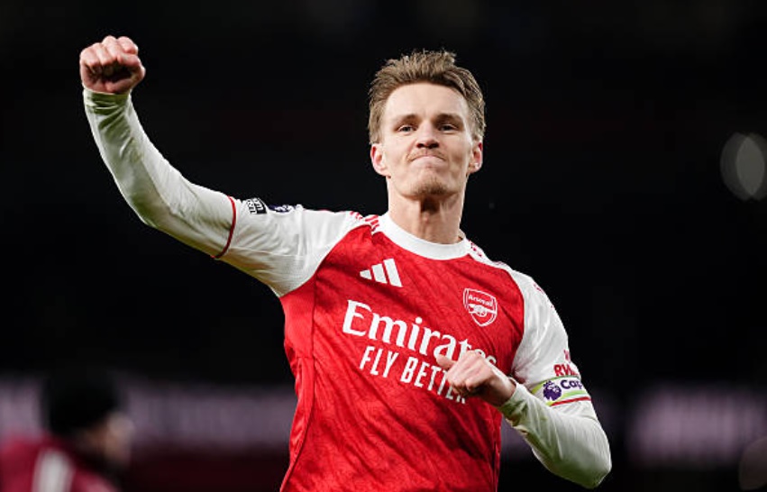 Martin Odegaard (7.4 điểm): Nhạc trưởng của đội chủ nh&agrave; tiếp tục cho thấy nh&atilde;n quan chiến thuật thượng thặng. Anh l&agrave; người tung ra đường chuyền x&eacute; toang h&agrave;ng thủ để Zubimendi lập c&ocirc;ng, đồng thời c&oacute; 1 kiến tạo trong trận đấu, khẳng định tầm ảnh hưởng kh&ocirc;ng thể thay thế l&ecirc;n lối chơi to&agrave;n đội.