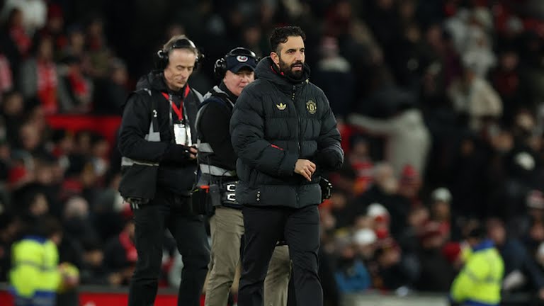 Ảnh bài viết CĐV Man Utd chỉ trích Amorim về quyết định quay lại sơ đồ 3 hậu vệ trước Wolves