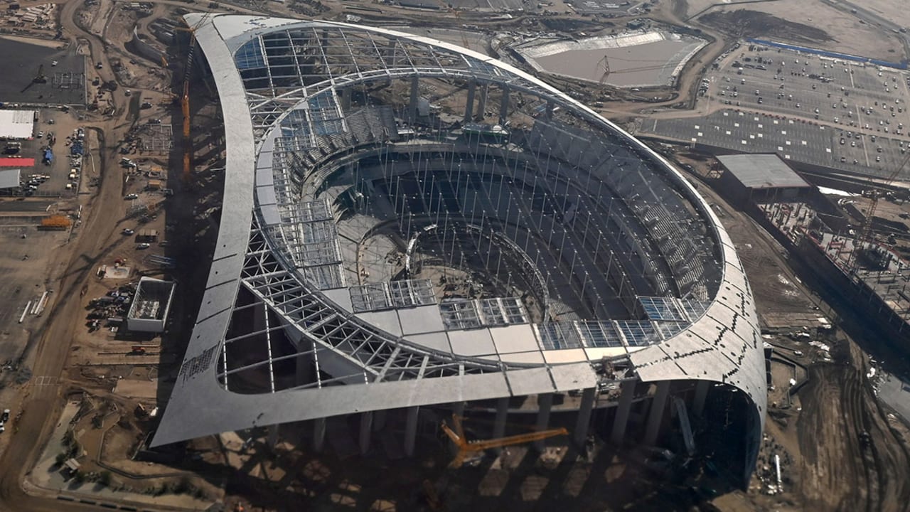 Qu&aacute; tr&igrave;nh x&acirc;y dựng s&acirc;n gặp nhiều trở ngại từ thời tiết, dịch bệnh v&agrave; ph&aacute;p l&yacute;