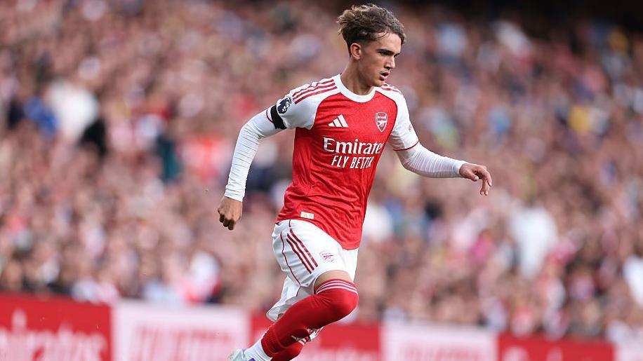 Arsenal d&ugrave;ng cơ chế lương thưởng đặc biệt để n&iacute;u giữ t&agrave;i năng trẻ Dowman