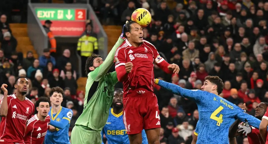 Khả năng ph&ograve;ng ngự c&aacute;c pha b&oacute;ng cố định đang l&agrave; điểm yếu của Liverpool.