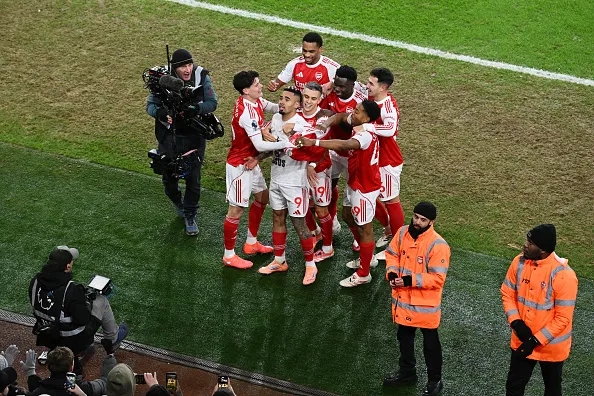 Arsenal đang dẫn đầu bảng xếp hạng Ngoại hạng Anh.