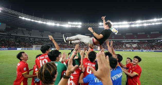 Ảnh bài viết Báo Indonesia ngả mũ trước cú hat-trick danh hiệu của HLV Kim