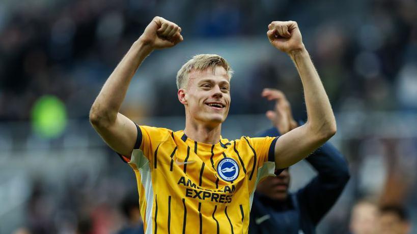 Liverpool được cho muốn chi&ecirc;u mộ Van Hecke.