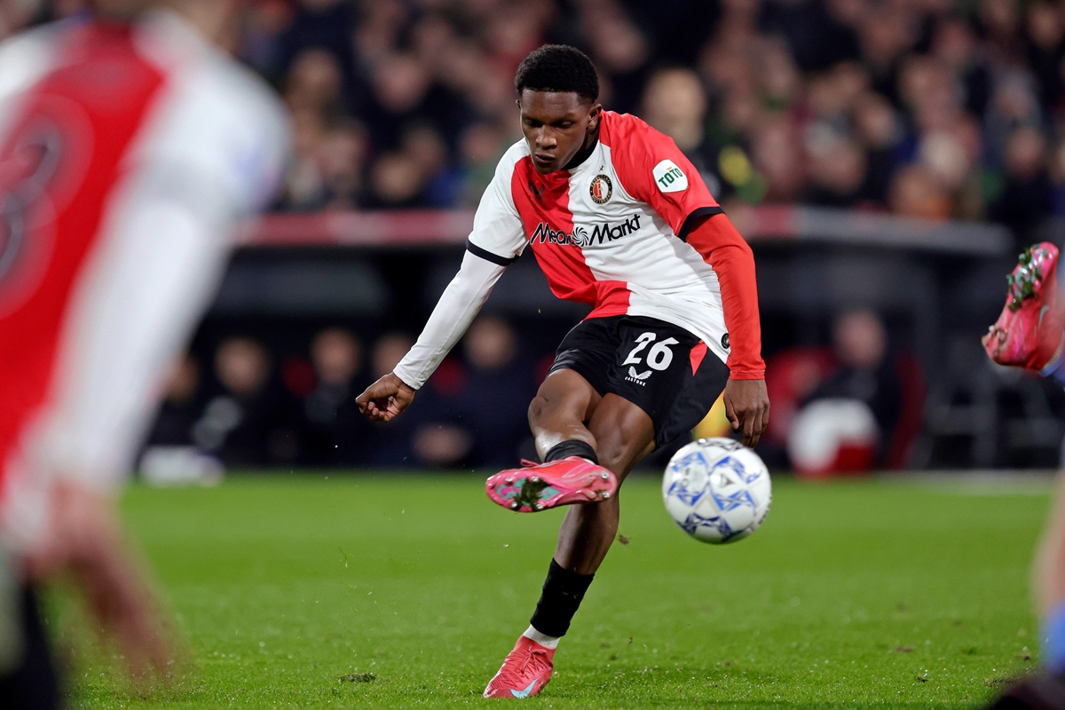 Givairo Read g&acirc;y ấn tượng trong m&agrave;u &aacute;o Feyenoord.