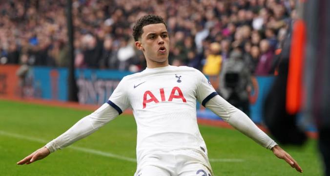 Brennan Johnson đạt thỏa thuận đến Palace.