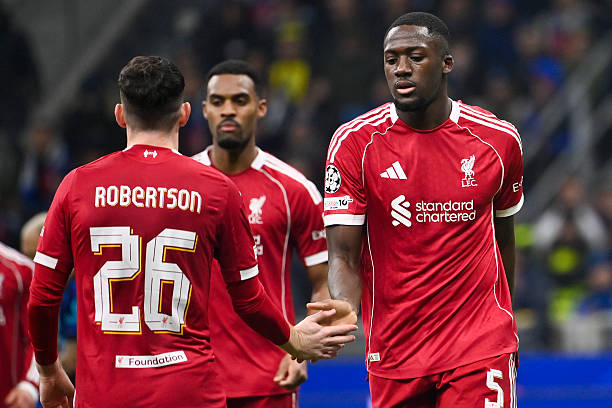 Ibrahima Konate v&agrave; Andrew Robertson đều sắp đ&aacute;o hạn hợp đồng với Liverpool. 