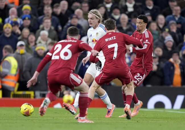 Liverpool h&ograve;a 0-0 Leeds.