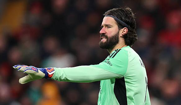 Alisson Becker – 7.3: Thủ thành người Brazil có một ngày làm việc khá nhàn hạ trong hiệp một. Sang hiệp hai, đẳng cấp của Alisson được thể hiện qua sự tập trung cao độ trước những đợt lên bóng lẻ tẻ của đối phương, đảm bảo sự an toàn tuyệt đối cho khung gỗ.

Conor Bradley - 6.7: Hậu vệ trẻ người Bắc Ireland thi đấu đầy năng lượng và cần mẫn bên hành lang cánh phải. Dù đóng góp vào các bàn thắng chưa thực sự rõ nét, nhưng nỗ lực dâng cao hỗ trợ tấn công của anh trong hiệp hai là rất đáng ghi nhận.


Virgil van Dijk – 7.4: Người đội trưởng vẫn thể hiện uy quyền và sự mạnh mẽ thường thấy trong việc chỉ huy hàng phòng ngự. Tuy nhiên, trong một ngày thế trận bế tắc, ngay cả Virgil van Dijk cũng không thể vực dậy tinh thần toàn đội hay tạo ra đột biến từ tuyến dưới.

Ibrahima Konate – 7.5: Trung vệ người Pháp là chốt chặn vững chắc nhất hàng thủ Liverpool. Anh xử lý bóng hiệu quả, chắc chắn trong các pha tranh chấp tay đôi. Dù đôi lúc giải vây thiếu chính xác ở hiệp hai, khả năng không chiến của ngôi sao mang áo số 5 vẫn là điểm tựa đáng tin cậy.

Andy Robertson – 6.5: Một ngày thi đấu dưới sức của tuyển thủ Scotland. Anh tỏ ra khá thụ động trong khâu phòng ngự và gần như không để lại dấu ấn nào đáng kể ở các pha leo biên tấn công, rời sân ở phút 66 sau màn trình diễn mờ nhạt.

Ryan Gravenberch – 7.0: Tiền vệ người Hà Lan xử lý bóng mượt mà trong phạm vi hẹp và thoát pressing tốt ở đầu trận. Tuy nhiên, khi trung lộ trở nên chật chội và đối phương chơi rát hơn trong hiệp hai, tầm ảnh hưởng của anh bị hạn chế đáng kể.


Curtis Jones – 6.6 Tuyển thủ Anh thiếu đi nguồn năng lượng và động lực cần thiết trong 45 phút đầu tiên. Ngôi sao mang áo số 17 thi đấu tròn vai nhưng không thể giúp Liverpool tăng tốc độ trận đấu ở khu vực giữa sân trước khi bị thay ra ở phút 66.

Dominik Szoboszlai – 6.9: Đội trưởng tuyển Hungary là một trong những điểm sáng hiếm hoi với nỗ lực đẩy nhanh nhịp độ trận đấu. Anh di chuyển rộng khắp mặt sân, cố gắng tận dụng kỹ thuật cá nhân để tìm kiếm bàn thắng hoặc kiến tạo, tuy nhiên, thiếu đi sự hỗ trợ từ vệ tinh xung quanh.

Florian Wirtz – 6.7: Ngôi sao người Đức mang lại nhiều hy vọng nhất nhờ kỹ thuật điêu luyện, nhưng anh thường tỏ ra lạc nhịp với các đồng đội đang thiếu tự tin. Sang hiệp hai, Florian Wirtz bị đối phương "chăm sóc" kỹ lưỡng và mất đi sự sắc bén vốn có.

Hugo Ekitike – 6.5: Tiền đạo người Pháp tích cực gây áp lực ngay từ phần sân đối phương nhưng lại vô duyên trước khung thành. Sự năng nổ được duy trì sau giờ nghỉ, song bản năng sát thủ cần thiết để định đoạt trận đấu vẫn là điều anh còn thiếu.

Jeremie Frimpong – 6.6 Cầu thủ chạy cánh người Hà Lan mang đến sự đa dạng và nhiều phương án tấn công trong hiệp một. Tuy nhiên, anh dần bị hàng thủ tổ chức tốt của đối phương phong tỏa và cô lập trong hiệp thi đấu thứ hai.

Chấm điểm Liverpool ở trận đấu với Leeds United. Ảnh: BongDa.Com.Vn