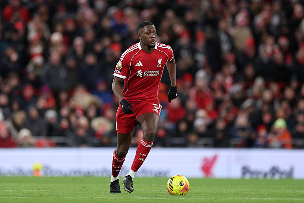 Ibrahima Konate – 7.5: Trung vệ người Pháp là chốt chặn vững chắc nhất hàng thủ Liverpool. Anh xử lý bóng hiệu quả, chắc chắn trong các pha tranh chấp tay đôi. Dù đôi lúc giải vây thiếu chính xác ở hiệp hai, khả năng không chiến của ngôi sao mang áo số 5 vẫn là điểm tựa đáng tin cậy.

Andy Robertson – 6.5: Một ngày thi đấu dưới sức của tuyển thủ Scotland. Anh tỏ ra khá thụ động trong khâu phòng ngự và gần như không để lại dấu ấn nào đáng kể ở các pha leo biên tấn công, rời sân ở phút 66 sau màn trình diễn mờ nhạt.

Ryan Gravenberch – 7.0: Tiền vệ người Hà Lan xử lý bóng mượt mà trong phạm vi hẹp và thoát pressing tốt ở đầu trận. Tuy nhiên, khi trung lộ trở nên chật chội và đối phương chơi rát hơn trong hiệp hai, tầm ảnh hưởng của anh bị hạn chế đáng kể.


Curtis Jones – 6.6 Tuyển thủ Anh thiếu đi nguồn năng lượng và động lực cần thiết trong 45 phút đầu tiên. Ngôi sao mang áo số 17 thi đấu tròn vai nhưng không thể giúp Liverpool tăng tốc độ trận đấu ở khu vực giữa sân trước khi bị thay ra ở phút 66.

Dominik Szoboszlai – 6.9: Đội trưởng tuyển Hungary là một trong những điểm sáng hiếm hoi với nỗ lực đẩy nhanh nhịp độ trận đấu. Anh di chuyển rộng khắp mặt sân, cố gắng tận dụng kỹ thuật cá nhân để tìm kiếm bàn thắng hoặc kiến tạo, tuy nhiên, thiếu đi sự hỗ trợ từ vệ tinh xung quanh.

Florian Wirtz – 6.7: Ngôi sao người Đức mang lại nhiều hy vọng nhất nhờ kỹ thuật điêu luyện, nhưng anh thường tỏ ra lạc nhịp với các đồng đội đang thiếu tự tin. Sang hiệp hai, Florian Wirtz bị đối phương "chăm sóc" kỹ lưỡng và mất đi sự sắc bén vốn có.

Hugo Ekitike – 6.5: Tiền đạo người Pháp tích cực gây áp lực ngay từ phần sân đối phương nhưng lại vô duyên trước khung thành. Sự năng nổ được duy trì sau giờ nghỉ, song bản năng sát thủ cần thiết để định đoạt trận đấu vẫn là điều anh còn thiếu.

Jeremie Frimpong – 6.6 Cầu thủ chạy cánh người Hà Lan mang đến sự đa dạng và nhiều phương án tấn công trong hiệp một. Tuy nhiên, anh dần bị hàng thủ tổ chức tốt của đối phương phong tỏa và cô lập trong hiệp thi đấu thứ hai.

Chấm điểm Liverpool ở trận đấu với Leeds United. Ảnh: BongDa.Com.Vn