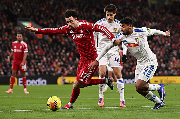 Curtis Jones – 6.6 Tuyển thủ Anh thiếu đi nguồn năng lượng và động lực cần thiết trong 45 phút đầu tiên. Ngôi sao mang áo số 17 thi đấu tròn vai nhưng không thể giúp Liverpool tăng tốc độ trận đấu ở khu vực giữa sân trước khi bị thay ra ở phút 66.

Dominik Szoboszlai – 6.9: Đội trưởng tuyển Hungary là một trong những điểm sáng hiếm hoi với nỗ lực đẩy nhanh nhịp độ trận đấu. Anh di chuyển rộng khắp mặt sân, cố gắng tận dụng kỹ thuật cá nhân để tìm kiếm bàn thắng hoặc kiến tạo, tuy nhiên, thiếu đi sự hỗ trợ từ vệ tinh xung quanh.

Florian Wirtz – 6.7: Ngôi sao người Đức mang lại nhiều hy vọng nhất nhờ kỹ thuật điêu luyện, nhưng anh thường tỏ ra lạc nhịp với các đồng đội đang thiếu tự tin. Sang hiệp hai, Florian Wirtz bị đối phương "chăm sóc" kỹ lưỡng và mất đi sự sắc bén vốn có.

Hugo Ekitike – 6.5: Tiền đạo người Pháp tích cực gây áp lực ngay từ phần sân đối phương nhưng lại vô duyên trước khung thành. Sự năng nổ được duy trì sau giờ nghỉ, song bản năng sát thủ cần thiết để định đoạt trận đấu vẫn là điều anh còn thiếu.

Jeremie Frimpong – 6.6 Cầu thủ chạy cánh người Hà Lan mang đến sự đa dạng và nhiều phương án tấn công trong hiệp một. Tuy nhiên, anh dần bị hàng thủ tổ chức tốt của đối phương phong tỏa và cô lập trong hiệp thi đấu thứ hai.

Chấm điểm Liverpool ở trận đấu với Leeds United. Ảnh: BongDa.Com.Vn