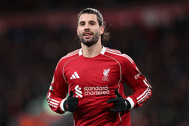 Dominik Szoboszlai – 6.9: Đội trưởng tuyển Hungary là một trong những điểm sáng hiếm hoi với nỗ lực đẩy nhanh nhịp độ trận đấu. Anh di chuyển rộng khắp mặt sân, cố gắng tận dụng kỹ thuật cá nhân để tìm kiếm bàn thắng hoặc kiến tạo, tuy nhiên, thiếu đi sự hỗ trợ từ vệ tinh xung quanh.

Florian Wirtz – 6.7: Ngôi sao người Đức mang lại nhiều hy vọng nhất nhờ kỹ thuật điêu luyện, nhưng anh thường tỏ ra lạc nhịp với các đồng đội đang thiếu tự tin. Sang hiệp hai, Florian Wirtz bị đối phương "chăm sóc" kỹ lưỡng và mất đi sự sắc bén vốn có.

Hugo Ekitike – 6.5: Tiền đạo người Pháp tích cực gây áp lực ngay từ phần sân đối phương nhưng lại vô duyên trước khung thành. Sự năng nổ được duy trì sau giờ nghỉ, song bản năng sát thủ cần thiết để định đoạt trận đấu vẫn là điều anh còn thiếu.

Jeremie Frimpong – 6.6 Cầu thủ chạy cánh người Hà Lan mang đến sự đa dạng và nhiều phương án tấn công trong hiệp một. Tuy nhiên, anh dần bị hàng thủ tổ chức tốt của đối phương phong tỏa và cô lập trong hiệp thi đấu thứ hai.

Chấm điểm Liverpool ở trận đấu với Leeds United. Ảnh: BongDa.Com.Vn