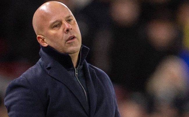 Slot nghĩ Liverpool bị tước quả 11m.