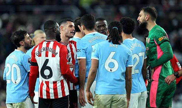 Manchester City bị Sunderland g&acirc;y kh&oacute; dễ tại s&acirc;n &Aacute;nh S&aacute;ng.