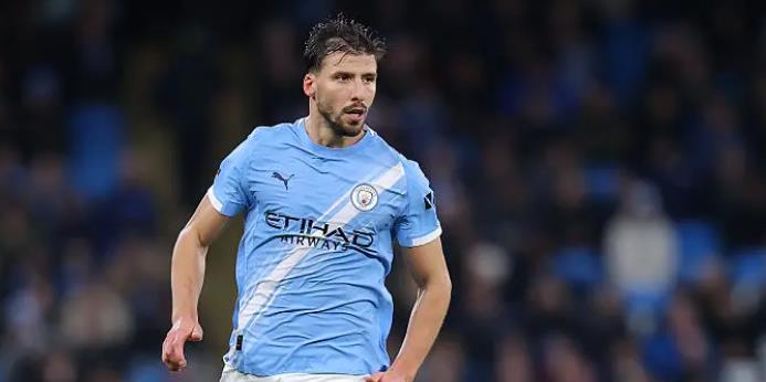 Trung vệ: Ruben Dias – 7.5/10: Dias chơi tròn vai, luôn có mặt đúng lúc để phá bóng giải nguy. Sự điềm tĩnh của anh góp công lớn giúp Man City không bị thủng lưới trước những đợt phản công của Sunderland.

Trung vệ: Nathan Ake – 7.1/10: Cầu thủ người Hà Lan là điểm sáng nơi hàng thủ. Anh không chỉ chắc chắn trong các pha tranh chấp phòng ngự mà còn thể hiện sự tự tin khi cầm bóng triển khai từ tuyến dưới.

Hậu vệ trái: Nico O’Reilly – 6.6/10: Sao trẻ O’Reilly chơi an toàn và chắc chắn khi phòng ngự bên phần sân nhà. Tuy nhiên, anh thiếu đi sự sắc sảo và chất lượng trong những pha hỗ trợ tấn công ở 1/3 cuối sân đối phương.

Tiền vệ trung tâm: Bernardo Silva – 6.6/10: Đội trưởng của Man City có vài pha đi bóng lắt léo tạo đột biến nhưng chưa đủ để tạo ra bàn thắng. Anh rời sân nhường chỗ ở phút 84.

Tiền vệ trung tâm: Nico Gonzalez – 6.1/10: Gonzalez thi đấu nỗ lực và có 2 lần giành lại quyền kiểm soát bóng. Tuy nhiên, anh gặp nhiều khó khăn trong việc bắt nhịp và tạo ảnh hưởng lên lối chơi khi tiến sang phần sân Sunderland.

Tiền vệ trung tâm: Phil Foden – 7/10: Foden có những khoảnh khắc tỏa sáng cá nhân ở mặt trận tấn công, nhưng vận may đã không mỉm cười với anh khi không thể chuyển hóa cơ hội thành bàn thắng.

Tiền vệ tấn công lệch phải: Savio – 6.1/10: Cầu thủ chạy cánh này di chuyển tốt vào những vị trí nguy hiểm. Đáng tiếc, khả năng dứt điểm và tận dụng cơ hội của anh trong trận này là khá tệ.

Tiền vệ tấn công lệch trái: Rayan Cherki – 7.4/10: Cherki là một trong những cầu thủ chơi hay nhất trên hàng công Man City với những pha đi bóng bắt mắt, khuấy đảo hàng thủ đối phương. Tuy nhiên, anh cũng bất lực trong việc tìm kiếm bàn thắng.

Tiền đạo: Erling Haaland – 6.6/10: Một ngày thi đấu thất vọng của chân sút người Na Uy. Dù sự hiện diện của Haaland vẫn gây ra khó khăn nhất định cho các hậu vệ Sunderland, nhưng anh gần như không tạo ra cảm giác sẽ ghi bàn trong suốt cả trận đấu.