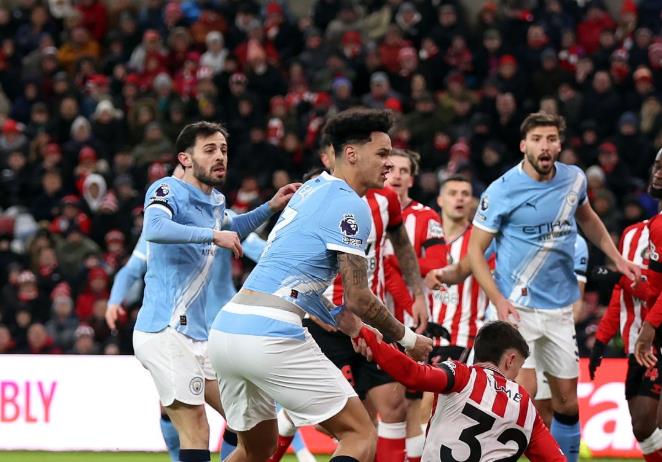 Tiền vệ trung tâm: Bernardo Silva – 6.6/10: Đội trưởng của Man City có vài pha đi bóng lắt léo tạo đột biến nhưng chưa đủ để tạo ra bàn thắng. Anh rời sân nhường chỗ ở phút 84.

Tiền vệ trung tâm: Nico Gonzalez – 6.1/10: Gonzalez thi đấu nỗ lực và có 2 lần giành lại quyền kiểm soát bóng. Tuy nhiên, anh gặp nhiều khó khăn trong việc bắt nhịp và tạo ảnh hưởng lên lối chơi khi tiến sang phần sân Sunderland.

Tiền vệ trung tâm: Phil Foden – 7/10: Foden có những khoảnh khắc tỏa sáng cá nhân ở mặt trận tấn công, nhưng vận may đã không mỉm cười với anh khi không thể chuyển hóa cơ hội thành bàn thắng.

Tiền vệ tấn công lệch phải: Savio – 6.1/10: Cầu thủ chạy cánh này di chuyển tốt vào những vị trí nguy hiểm. Đáng tiếc, khả năng dứt điểm và tận dụng cơ hội của anh trong trận này là khá tệ.

Tiền vệ tấn công lệch trái: Rayan Cherki – 7.4/10: Cherki là một trong những cầu thủ chơi hay nhất trên hàng công Man City với những pha đi bóng bắt mắt, khuấy đảo hàng thủ đối phương. Tuy nhiên, anh cũng bất lực trong việc tìm kiếm bàn thắng.

Tiền đạo: Erling Haaland – 6.6/10: Một ngày thi đấu thất vọng của chân sút người Na Uy. Dù sự hiện diện của Haaland vẫn gây ra khó khăn nhất định cho các hậu vệ Sunderland, nhưng anh gần như không tạo ra cảm giác sẽ ghi bàn trong suốt cả trận đấu.