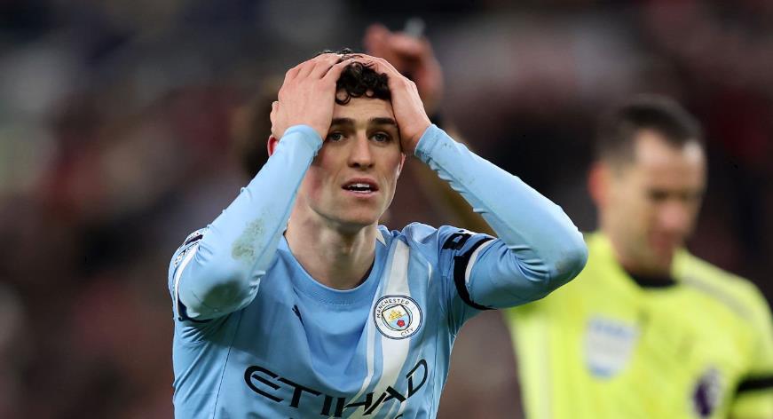 Tiền vệ trung tâm: Phil Foden – 7/10: Foden có những khoảnh khắc tỏa sáng cá nhân ở mặt trận tấn công, nhưng vận may đã không mỉm cười với anh khi không thể chuyển hóa cơ hội thành bàn thắng.

Tiền vệ tấn công lệch phải: Savio – 6.1/10: Cầu thủ chạy cánh này di chuyển tốt vào những vị trí nguy hiểm. Đáng tiếc, khả năng dứt điểm và tận dụng cơ hội của anh trong trận này là khá tệ.

Tiền vệ tấn công lệch trái: Rayan Cherki – 7.4/10: Cherki là một trong những cầu thủ chơi hay nhất trên hàng công Man City với những pha đi bóng bắt mắt, khuấy đảo hàng thủ đối phương. Tuy nhiên, anh cũng bất lực trong việc tìm kiếm bàn thắng.

Tiền đạo: Erling Haaland – 6.6/10: Một ngày thi đấu thất vọng của chân sút người Na Uy. Dù sự hiện diện của Haaland vẫn gây ra khó khăn nhất định cho các hậu vệ Sunderland, nhưng anh gần như không tạo ra cảm giác sẽ ghi bàn trong suốt cả trận đấu.