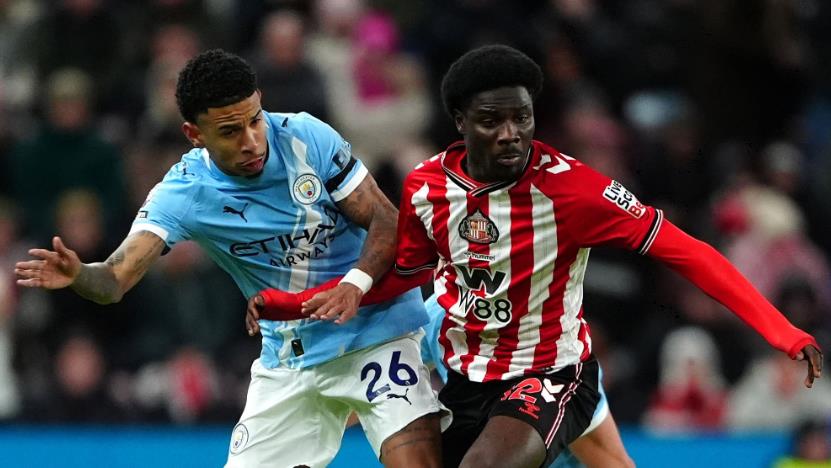 Tiền vệ tấn công lệch phải: Savio – 6.1/10: Cầu thủ chạy cánh này di chuyển tốt vào những vị trí nguy hiểm. Đáng tiếc, khả năng dứt điểm và tận dụng cơ hội của anh trong trận này là khá tệ.

Tiền vệ tấn công lệch trái: Rayan Cherki – 7.4/10: Cherki là một trong những cầu thủ chơi hay nhất trên hàng công Man City với những pha đi bóng bắt mắt, khuấy đảo hàng thủ đối phương. Tuy nhiên, anh cũng bất lực trong việc tìm kiếm bàn thắng.

Tiền đạo: Erling Haaland – 6.6/10: Một ngày thi đấu thất vọng của chân sút người Na Uy. Dù sự hiện diện của Haaland vẫn gây ra khó khăn nhất định cho các hậu vệ Sunderland, nhưng anh gần như không tạo ra cảm giác sẽ ghi bàn trong suốt cả trận đấu.