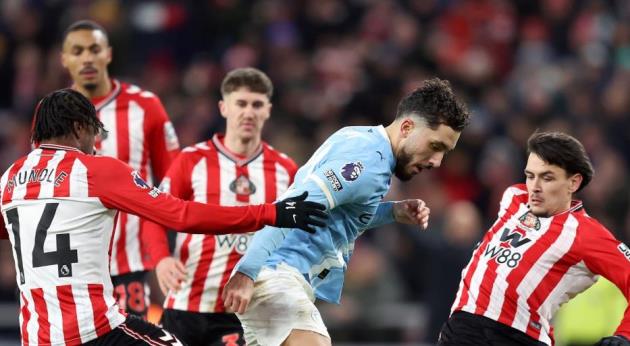 Tiền vệ tấn công lệch trái: Rayan Cherki – 7.4/10: Cherki là một trong những cầu thủ chơi hay nhất trên hàng công Man City với những pha đi bóng bắt mắt, khuấy đảo hàng thủ đối phương. Tuy nhiên, anh cũng bất lực trong việc tìm kiếm bàn thắng.

Tiền đạo: Erling Haaland – 6.6/10: Một ngày thi đấu thất vọng của chân sút người Na Uy. Dù sự hiện diện của Haaland vẫn gây ra khó khăn nhất định cho các hậu vệ Sunderland, nhưng anh gần như không tạo ra cảm giác sẽ ghi bàn trong suốt cả trận đấu.