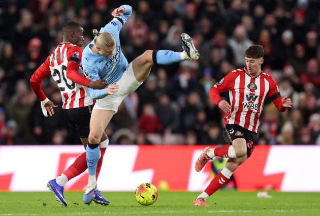 Ảnh bài viết Cú vấp trước Sunderland đe dọa ngôi vương Man City