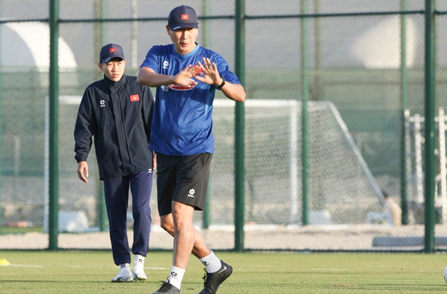 Thầy tr&ograve; HLV Kim Sang Sik sẽ bay đến