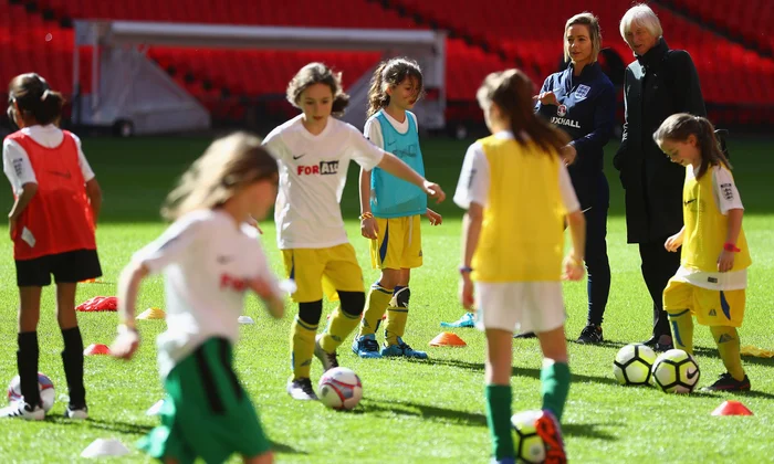 Ng&agrave;y c&agrave;ng nhiều trẻ em g&aacute;i tại Anh được tiếp x&uacute;c với b&oacute;ng đ&aacute;