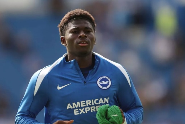 Carlos Baleba lọt tầm ngắm MU.