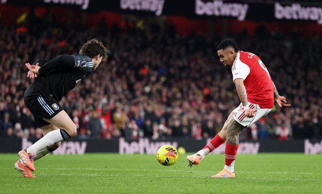 Gabriel Jesus mang đến l&agrave;n gi&oacute; mới tr&ecirc;n h&agrave;ng c&ocirc;ng Arsenal sau khi b&igrave;nh phục chấn thương.