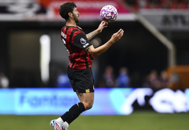 Senesi trong m&agrave;u &aacute;o Bournemouth.