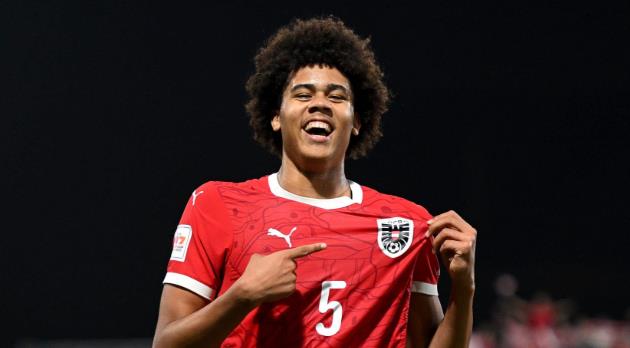  Ifeanyi Ndukwe l&agrave; trung vệ đầy triển vọng.