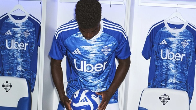 Màu xanh là màu chủ đạo của áo đấu Como