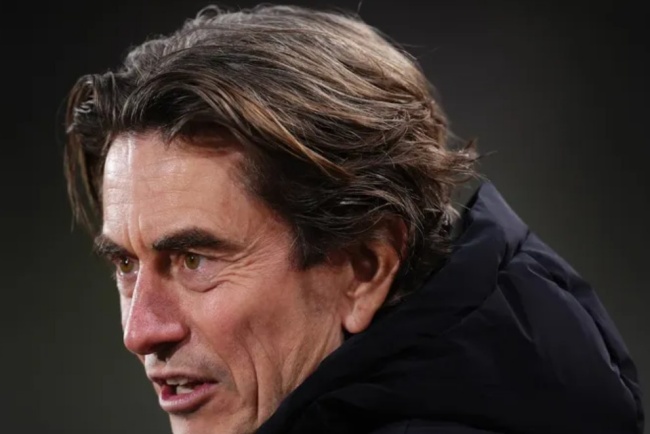 HLV Frank đối mặt &aacute;p lực lớn. 