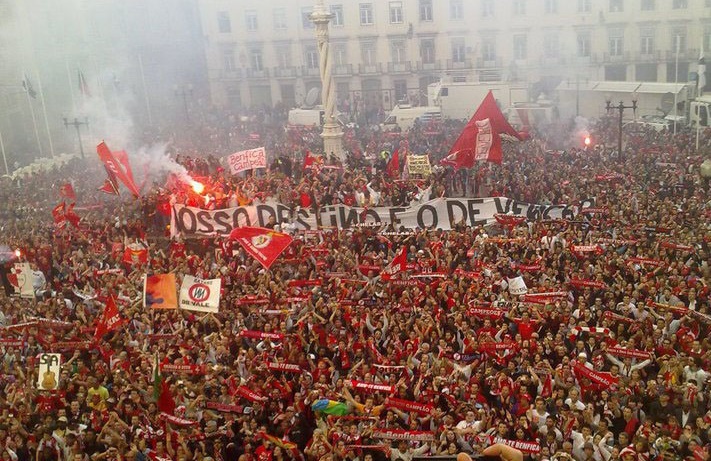 Lễ ăn mừng chức vô địch quốc nội mùa 2009–10 của Benfica tại Tòa thị chính Lisbon.