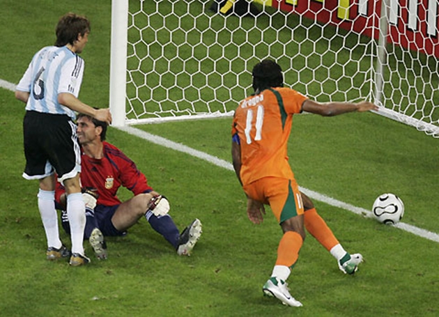 Didier Drogba chạy đến nhặt b&oacute;ng sau khi Bờ Biển Ng&agrave; ghi b&agrave;n v&agrave;o lưới Argentina tại World Cup 2006.