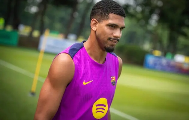 Araujo sẽ kh&ocirc;ng đ&aacute; trận gặp Espanyol