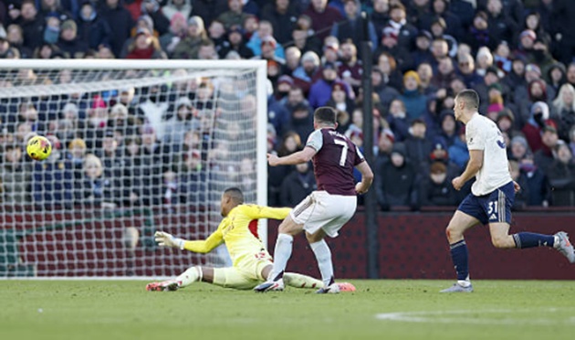 McGinn lập cú đúp khi Victor mắc sai lầm.