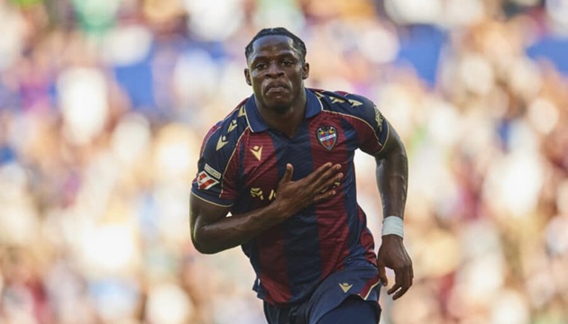 Karl Etta Eyong lọt vào tầm ngắm của Spurs