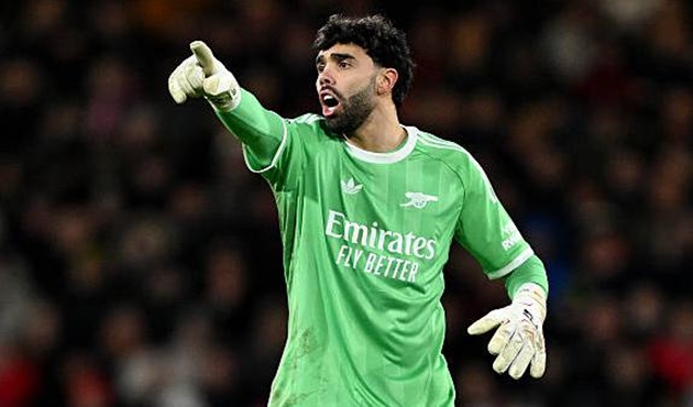 David Raya - 6.7 điểm: Thủ thành người Tây Ban Nha không có cơ hội cản phá trong hai bàn thua. David Raya vẫn duy trì sự tự tin trong việc phân phối bóng ngay cả khi Bournemouth dâng cao đội hình để gây sức ép.

Jurrien Timber - 6.5 điểm: Gặp đôi chút khó khăn trong hiệp một khi Bournemouth liên tục khoét sâu vào hành lang cánh phải. Tuy nhiên, pha cản phá xuất sắc ở những giây cuối cùng sau giờ nghỉ của Jurrien Timber đã ngăn cản David Brooks ghi bàn mười mươi.

William Saliba - 6.6 điểm: Vẫn duy trì phong thái điềm tĩnh thường thấy. William Saliba tự tin khi đối đầu với Evanilson và không hề nao núng bất chấp áp lực. Khả năng không chiến tốt của anh mang lại sự yên tâm nhất định.

Gabriel Magalhaes - 7.2 điểm: Một ngày thi đấu đầy dấu hỏi của trung vệ người Brazil. Anh mắc sai lầm tai hại với đường chuyền ngang bất cẩn biếu không cho Bournemouth bàn mở tỷ số. Tuy nhiên, Gabriel đã chuộc lỗi bằng bàn thắng gỡ hòa quan trọng và thể hiện sự dũng mãnh trong các pha không chiến sau đó.

Piero Hincapie - 6.7 điểm: Tân binh ở hành lang cánh trái có một vài đường chuyền cẩu thả và bị Semenyo vượt qua khá dễ dàng trong một số tình huống. Hincapie tích cực tham gia hỗ trợ tấn công nhưng hiệu quả mang lại chưa cao bằng người đồng đội Calafiori.

Martin Zubimendi - 6.7 điểm: Tiền vệ người Tây Ban Nha thi đấu chưa thực sự hiệu quả trong hiệp một với những pha chạm bóng vụng về và đường chuyền thiếu chính xác. Anh cải thiện hơn sau giờ nghỉ nhưng việc phải nhận thẻ vàng khiến khả năng phòng ngự từ xa bị hạn chế.

Declan Rice - 8.4 điểm: Sự trở lại đầy ấn tượng sau chấn thương. Rice tỏa sáng đúng lúc đội bóng cần anh nhất. Một pha dứt điểm hiểm hóc đưa Arsenal vươn lên dẫn trước và sau đó có mặt đúng vị trí để nâng tỷ số lên 3-1. Một màn trình diễn đẳng cấp của ngôi sao người Anh.

Martin Odegaard - 7.3 điểm: Trận thứ ba liên tiếp đội trưởng Arsenal có pha kiến tạo. Đường chuyền xé toang hàng thủ đối phương cho Saka băng xuống (trước khi bóng đến chân Rice) là điểm nhấn. Odegaard cũng tích cực pressing khi không có bóng, tiếp tục là nhạc trưởng dẫn dắt lối chơi.

Gabriel Martinelli - 7.0 điểm: Dù được chấm điểm khá cao về mặt thống kê, nhưng thực tế trên sân Martinelli đã bỏ lỡ cơ hội để chứng tỏ mình xứng đáng đá chính hơn Trossard. Anh thiếu sự quyết đoán khi đối mặt hậu vệ đối phương và các pha xử lý cuối cùng thường thiếu độ sắc bén.

Noni Madueke - 6.9 điểm: Một màn trình diễn pha trộn giữa những khoảnh khắc lóe sáng và sự mờ nhạt. Ban đầu Madueke chơi ấn tượng với những pha chạy chỗ tích cực dẫn đến bàn gỡ hòa, nhưng sau đó anh dần mất hút. Khả năng hỗ trợ phòng ngự của cầu thủ này cũng cần được cải thiện.

Viktor Gyokeres - 7.1 điểm: Một trận đấu "làm nền" của tiền đạo người Thụy Điển. Dù không ghi bàn và có ít pha chạm bóng, nhưng tinh thần chiến đấu và thể lực sung mãn của Gyokeres đã thu hút sự chú ý của bộ tứ vệ Bournemouth, tạo ra khoảng trống mênh mông cho Declan Rice băng lên ghi bàn.

Điểm số của các cầu thủ Arsenal. Ảnh: BongDa.com.vn