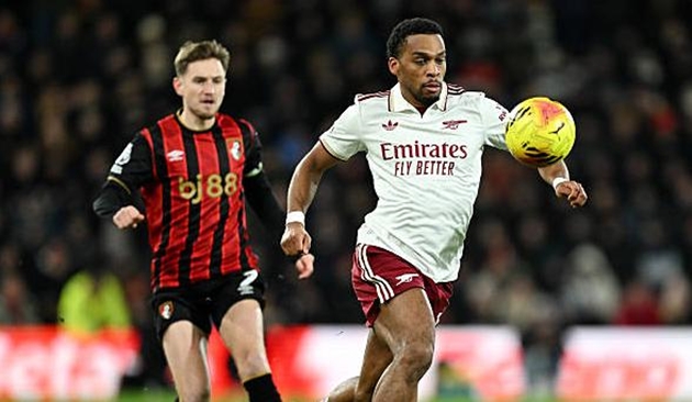 Jurrien Timber - 6.5 điểm: Gặp đôi chút khó khăn trong hiệp một khi Bournemouth liên tục khoét sâu vào hành lang cánh phải. Tuy nhiên, pha cản phá xuất sắc ở những giây cuối cùng sau giờ nghỉ của Jurrien Timber đã ngăn cản David Brooks ghi bàn mười mươi.

William Saliba - 6.6 điểm: Vẫn duy trì phong thái điềm tĩnh thường thấy. William Saliba tự tin khi đối đầu với Evanilson và không hề nao núng bất chấp áp lực. Khả năng không chiến tốt của anh mang lại sự yên tâm nhất định.

Gabriel Magalhaes - 7.2 điểm: Một ngày thi đấu đầy dấu hỏi của trung vệ người Brazil. Anh mắc sai lầm tai hại với đường chuyền ngang bất cẩn biếu không cho Bournemouth bàn mở tỷ số. Tuy nhiên, Gabriel đã chuộc lỗi bằng bàn thắng gỡ hòa quan trọng và thể hiện sự dũng mãnh trong các pha không chiến sau đó.

Piero Hincapie - 6.7 điểm: Tân binh ở hành lang cánh trái có một vài đường chuyền cẩu thả và bị Semenyo vượt qua khá dễ dàng trong một số tình huống. Hincapie tích cực tham gia hỗ trợ tấn công nhưng hiệu quả mang lại chưa cao bằng người đồng đội Calafiori.

Martin Zubimendi - 6.7 điểm: Tiền vệ người Tây Ban Nha thi đấu chưa thực sự hiệu quả trong hiệp một với những pha chạm bóng vụng về và đường chuyền thiếu chính xác. Anh cải thiện hơn sau giờ nghỉ nhưng việc phải nhận thẻ vàng khiến khả năng phòng ngự từ xa bị hạn chế.

Declan Rice - 8.4 điểm: Sự trở lại đầy ấn tượng sau chấn thương. Rice tỏa sáng đúng lúc đội bóng cần anh nhất. Một pha dứt điểm hiểm hóc đưa Arsenal vươn lên dẫn trước và sau đó có mặt đúng vị trí để nâng tỷ số lên 3-1. Một màn trình diễn đẳng cấp của ngôi sao người Anh.

Martin Odegaard - 7.3 điểm: Trận thứ ba liên tiếp đội trưởng Arsenal có pha kiến tạo. Đường chuyền xé toang hàng thủ đối phương cho Saka băng xuống (trước khi bóng đến chân Rice) là điểm nhấn. Odegaard cũng tích cực pressing khi không có bóng, tiếp tục là nhạc trưởng dẫn dắt lối chơi.

Gabriel Martinelli - 7.0 điểm: Dù được chấm điểm khá cao về mặt thống kê, nhưng thực tế trên sân Martinelli đã bỏ lỡ cơ hội để chứng tỏ mình xứng đáng đá chính hơn Trossard. Anh thiếu sự quyết đoán khi đối mặt hậu vệ đối phương và các pha xử lý cuối cùng thường thiếu độ sắc bén.

Noni Madueke - 6.9 điểm: Một màn trình diễn pha trộn giữa những khoảnh khắc lóe sáng và sự mờ nhạt. Ban đầu Madueke chơi ấn tượng với những pha chạy chỗ tích cực dẫn đến bàn gỡ hòa, nhưng sau đó anh dần mất hút. Khả năng hỗ trợ phòng ngự của cầu thủ này cũng cần được cải thiện.

Viktor Gyokeres - 7.1 điểm: Một trận đấu "làm nền" của tiền đạo người Thụy Điển. Dù không ghi bàn và có ít pha chạm bóng, nhưng tinh thần chiến đấu và thể lực sung mãn của Gyokeres đã thu hút sự chú ý của bộ tứ vệ Bournemouth, tạo ra khoảng trống mênh mông cho Declan Rice băng lên ghi bàn.

Điểm số của các cầu thủ Arsenal. Ảnh: BongDa.com.vn