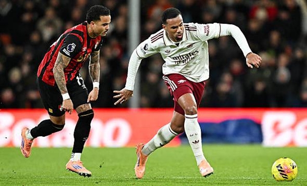 Gabriel Magalhaes - 7.2 điểm: Một ngày thi đấu đầy dấu hỏi của trung vệ người Brazil. Anh mắc sai lầm tai hại với đường chuyền ngang bất cẩn biếu không cho Bournemouth bàn mở tỷ số. Tuy nhiên, Gabriel đã chuộc lỗi bằng bàn thắng gỡ hòa quan trọng và thể hiện sự dũng mãnh trong các pha không chiến sau đó.

Piero Hincapie - 6.7 điểm: Tân binh ở hành lang cánh trái có một vài đường chuyền cẩu thả và bị Semenyo vượt qua khá dễ dàng trong một số tình huống. Hincapie tích cực tham gia hỗ trợ tấn công nhưng hiệu quả mang lại chưa cao bằng người đồng đội Calafiori.

Martin Zubimendi - 6.7 điểm: Tiền vệ người Tây Ban Nha thi đấu chưa thực sự hiệu quả trong hiệp một với những pha chạm bóng vụng về và đường chuyền thiếu chính xác. Anh cải thiện hơn sau giờ nghỉ nhưng việc phải nhận thẻ vàng khiến khả năng phòng ngự từ xa bị hạn chế.

Declan Rice - 8.4 điểm: Sự trở lại đầy ấn tượng sau chấn thương. Rice tỏa sáng đúng lúc đội bóng cần anh nhất. Một pha dứt điểm hiểm hóc đưa Arsenal vươn lên dẫn trước và sau đó có mặt đúng vị trí để nâng tỷ số lên 3-1. Một màn trình diễn đẳng cấp của ngôi sao người Anh.

Martin Odegaard - 7.3 điểm: Trận thứ ba liên tiếp đội trưởng Arsenal có pha kiến tạo. Đường chuyền xé toang hàng thủ đối phương cho Saka băng xuống (trước khi bóng đến chân Rice) là điểm nhấn. Odegaard cũng tích cực pressing khi không có bóng, tiếp tục là nhạc trưởng dẫn dắt lối chơi.

Gabriel Martinelli - 7.0 điểm: Dù được chấm điểm khá cao về mặt thống kê, nhưng thực tế trên sân Martinelli đã bỏ lỡ cơ hội để chứng tỏ mình xứng đáng đá chính hơn Trossard. Anh thiếu sự quyết đoán khi đối mặt hậu vệ đối phương và các pha xử lý cuối cùng thường thiếu độ sắc bén.

Noni Madueke - 6.9 điểm: Một màn trình diễn pha trộn giữa những khoảnh khắc lóe sáng và sự mờ nhạt. Ban đầu Madueke chơi ấn tượng với những pha chạy chỗ tích cực dẫn đến bàn gỡ hòa, nhưng sau đó anh dần mất hút. Khả năng hỗ trợ phòng ngự của cầu thủ này cũng cần được cải thiện.

Viktor Gyokeres - 7.1 điểm: Một trận đấu "làm nền" của tiền đạo người Thụy Điển. Dù không ghi bàn và có ít pha chạm bóng, nhưng tinh thần chiến đấu và thể lực sung mãn của Gyokeres đã thu hút sự chú ý của bộ tứ vệ Bournemouth, tạo ra khoảng trống mênh mông cho Declan Rice băng lên ghi bàn.

Điểm số của các cầu thủ Arsenal. Ảnh: BongDa.com.vn