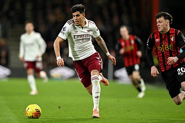 Piero Hincapie - 6.7 điểm: Tân binh ở hành lang cánh trái có một vài đường chuyền cẩu thả và bị Semenyo vượt qua khá dễ dàng trong một số tình huống. Hincapie tích cực tham gia hỗ trợ tấn công nhưng hiệu quả mang lại chưa cao bằng người đồng đội Calafiori.

Martin Zubimendi - 6.7 điểm: Tiền vệ người Tây Ban Nha thi đấu chưa thực sự hiệu quả trong hiệp một với những pha chạm bóng vụng về và đường chuyền thiếu chính xác. Anh cải thiện hơn sau giờ nghỉ nhưng việc phải nhận thẻ vàng khiến khả năng phòng ngự từ xa bị hạn chế.

Declan Rice - 8.4 điểm: Sự trở lại đầy ấn tượng sau chấn thương. Rice tỏa sáng đúng lúc đội bóng cần anh nhất. Một pha dứt điểm hiểm hóc đưa Arsenal vươn lên dẫn trước và sau đó có mặt đúng vị trí để nâng tỷ số lên 3-1. Một màn trình diễn đẳng cấp của ngôi sao người Anh.

Martin Odegaard - 7.3 điểm: Trận thứ ba liên tiếp đội trưởng Arsenal có pha kiến tạo. Đường chuyền xé toang hàng thủ đối phương cho Saka băng xuống (trước khi bóng đến chân Rice) là điểm nhấn. Odegaard cũng tích cực pressing khi không có bóng, tiếp tục là nhạc trưởng dẫn dắt lối chơi.

Gabriel Martinelli - 7.0 điểm: Dù được chấm điểm khá cao về mặt thống kê, nhưng thực tế trên sân Martinelli đã bỏ lỡ cơ hội để chứng tỏ mình xứng đáng đá chính hơn Trossard. Anh thiếu sự quyết đoán khi đối mặt hậu vệ đối phương và các pha xử lý cuối cùng thường thiếu độ sắc bén.

Noni Madueke - 6.9 điểm: Một màn trình diễn pha trộn giữa những khoảnh khắc lóe sáng và sự mờ nhạt. Ban đầu Madueke chơi ấn tượng với những pha chạy chỗ tích cực dẫn đến bàn gỡ hòa, nhưng sau đó anh dần mất hút. Khả năng hỗ trợ phòng ngự của cầu thủ này cũng cần được cải thiện.

Viktor Gyokeres - 7.1 điểm: Một trận đấu "làm nền" của tiền đạo người Thụy Điển. Dù không ghi bàn và có ít pha chạm bóng, nhưng tinh thần chiến đấu và thể lực sung mãn của Gyokeres đã thu hút sự chú ý của bộ tứ vệ Bournemouth, tạo ra khoảng trống mênh mông cho Declan Rice băng lên ghi bàn.

Điểm số của các cầu thủ Arsenal. Ảnh: BongDa.com.vn